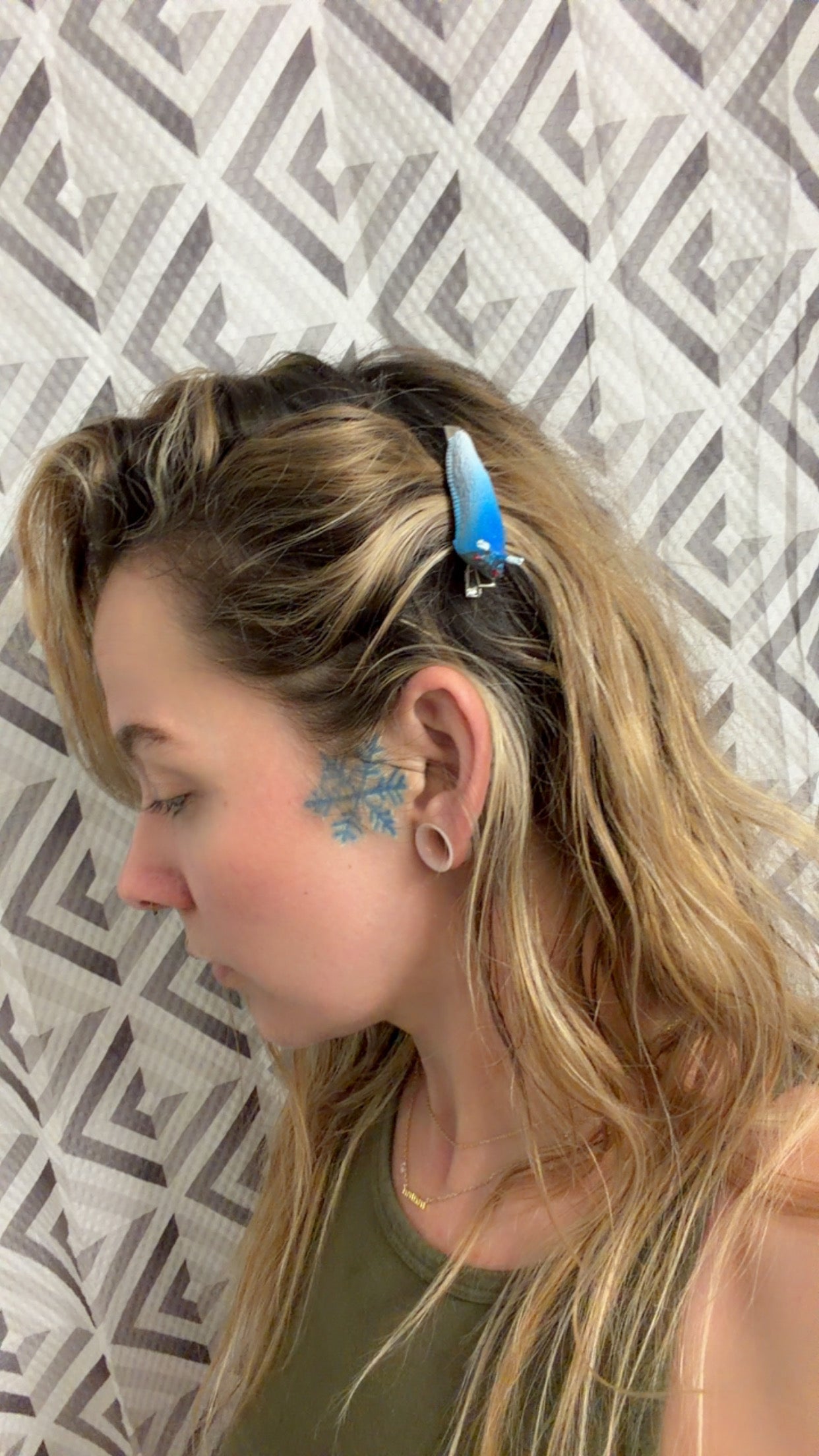 Curio Critter Hair Clip in blue slug