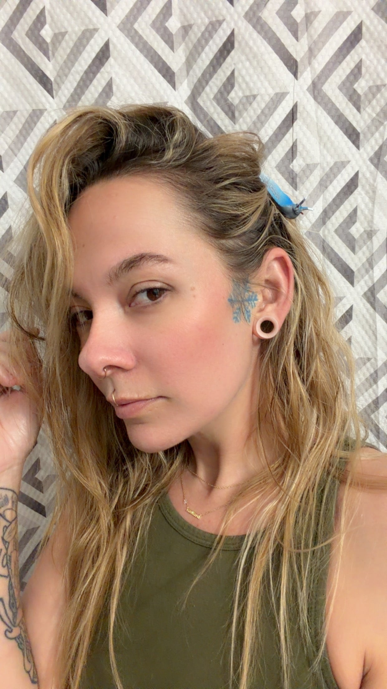 Curio Critter Hair Clip in blue slug