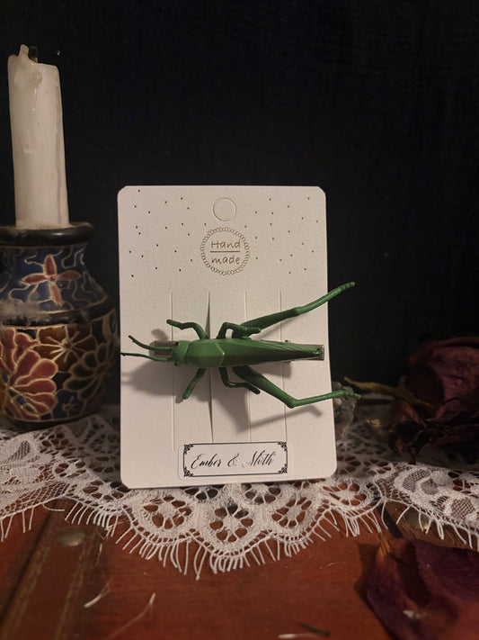Curio Critter Hair Clip in grasshopper